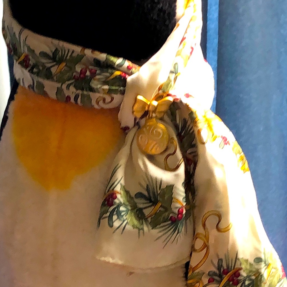 Oscar scarf w/ holiday patten & a coordinating pin